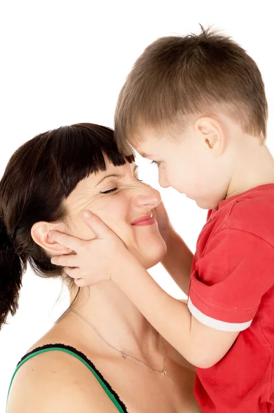 Gelukkig kind kiss zijn moeder — Stockfoto