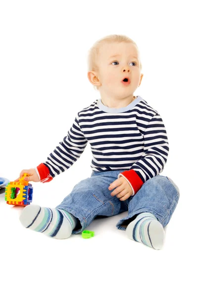 Niño juega con juguetes — Foto de Stock