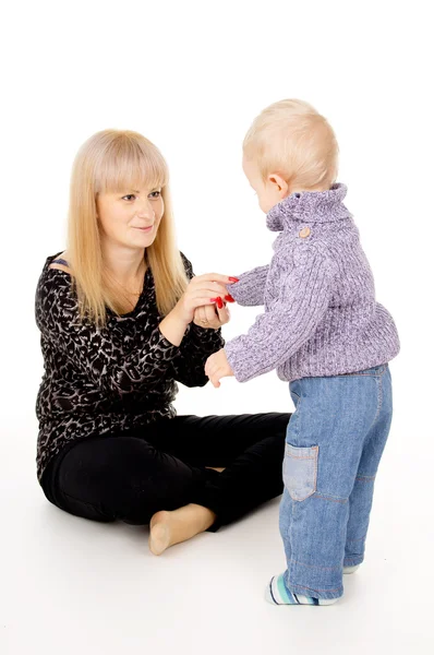 Mam geven zoete suikergoed haar kleine baby — Stockfoto