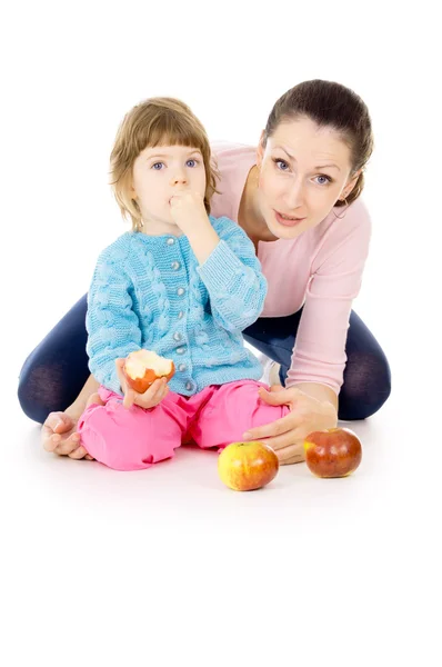 Moeder en dochter eet appels — Stockfoto