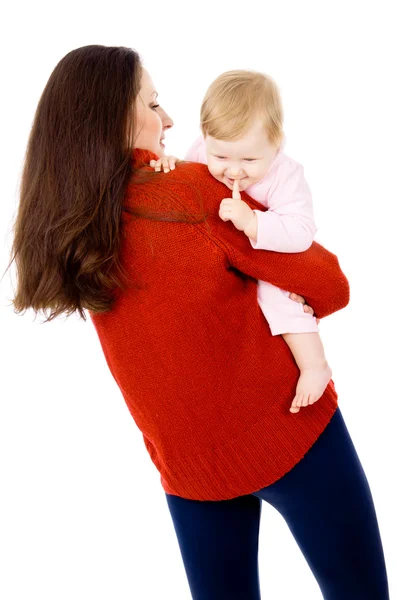 Mãe brinca com um bebezinho, uma família feliz — Fotografia de Stock