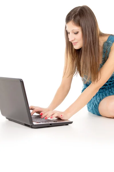 Chica estudiante aprende en un portátil — Foto de Stock