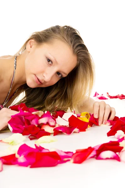 Linda menina loira com pétalas de rosa — Fotografia de Stock