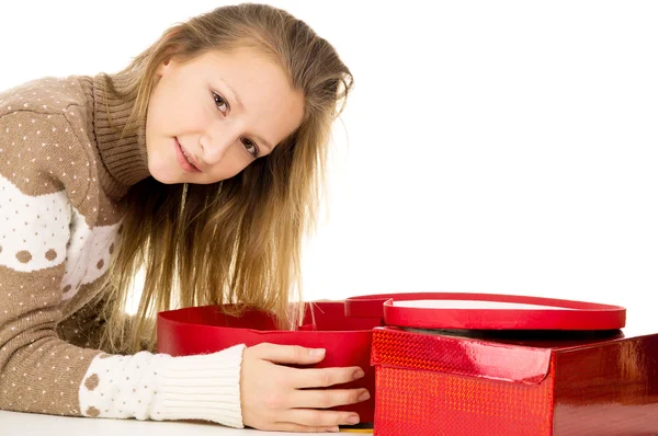 Menina deitada ao lado de presentes — Fotografia de Stock