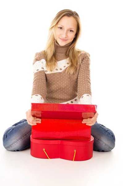 Adolescente sentada perto das caixas de presente — Fotografia de Stock