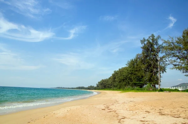 Piaszczysta plaża i ocean — Zdjęcie stockowe