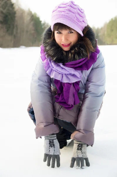 一个漂亮的女孩在冬天在雪地中的性质 — 图库照片