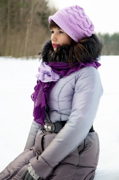 Uma menina bonita na natureza no inverno — Fotografia de Stock