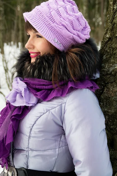 En vacker flicka på naturen på vintern — Stockfoto