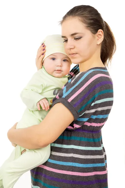 Šťastná matka tlačí své dítě na sebe — Stock fotografie