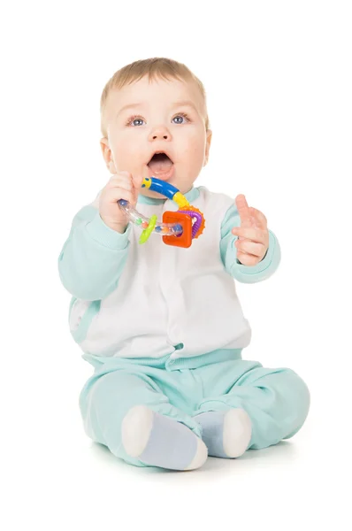 Un bambino piccolo che tiene in bocca un giocattolo — Foto Stock