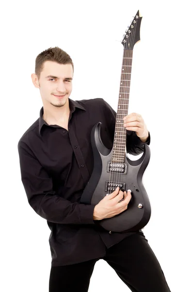 Siyah giysili genç bir adam gitar çalıyor. — Stok fotoğraf