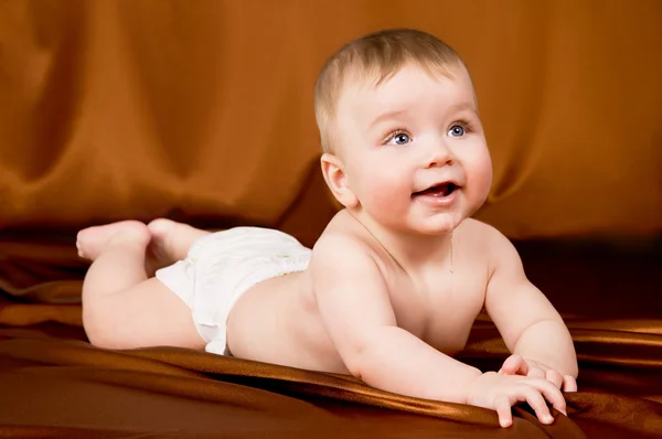 Mooie een kleine baby kruipen — Stockfoto
