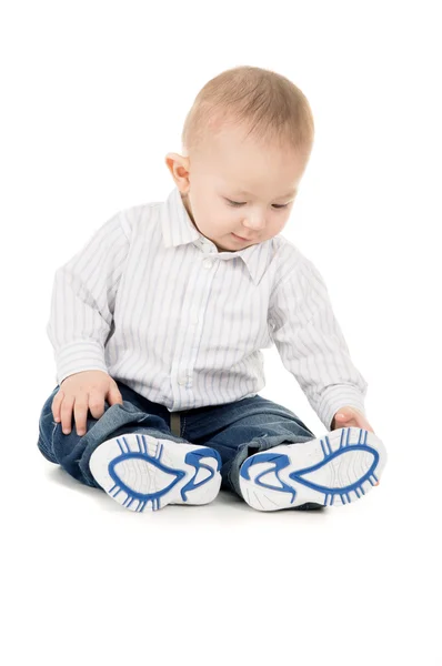 Hermoso niño en ropa se sienta en el suelo — Foto de Stock