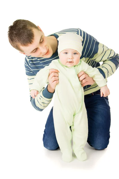 Belo pai segurando as mãos de seu bebê — Fotografia de Stock