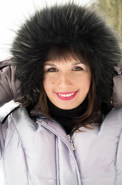 Mooi meisje gekleed in winterkleren — Stockfoto