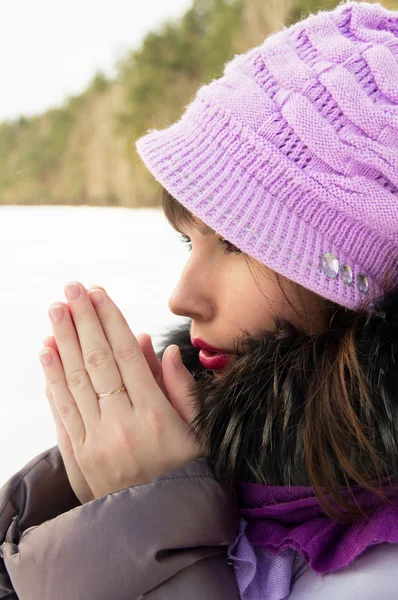 Hermosa chica se congela en invierno — Foto de Stock