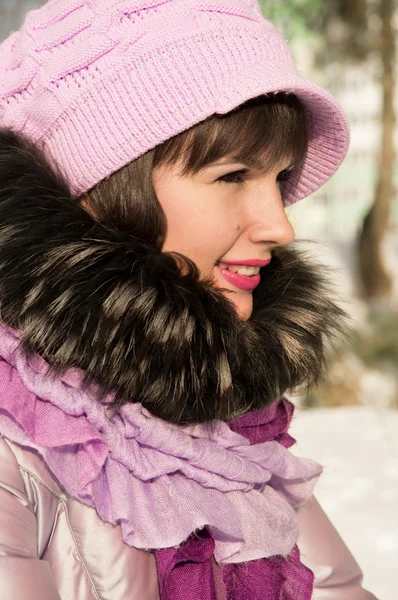 Vacker flicka på vintern utgör — Stockfoto