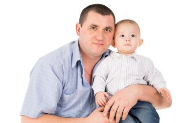 Yetişkin bir baba küçük oğlunu hugs
