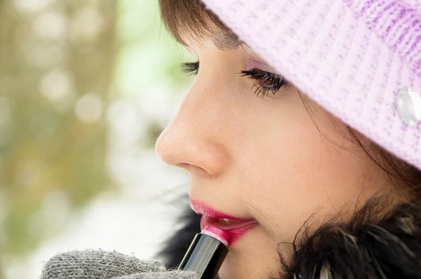 Schönes Mädchen bemalt ihre Lippen — Stockfoto