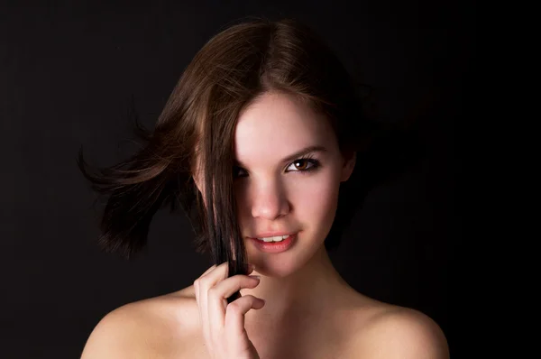 Bela menina poses, voar longe cabelo — Fotografia de Stock