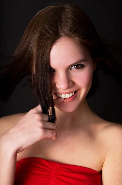Красива дівчина позує, злітає з волосся — стокове фото