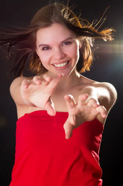 Schöne Mädchen posieren, strecken ihre Hände aus — Stockfoto