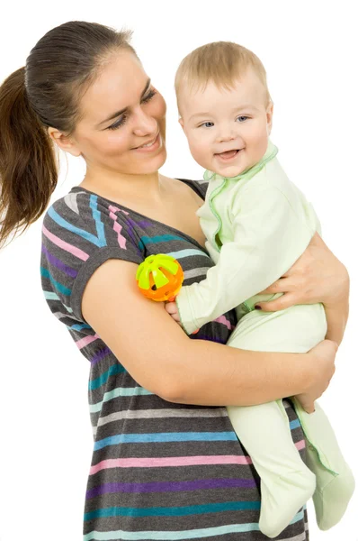 Schöne Mutter hält die Hände seines Babys — Stockfoto