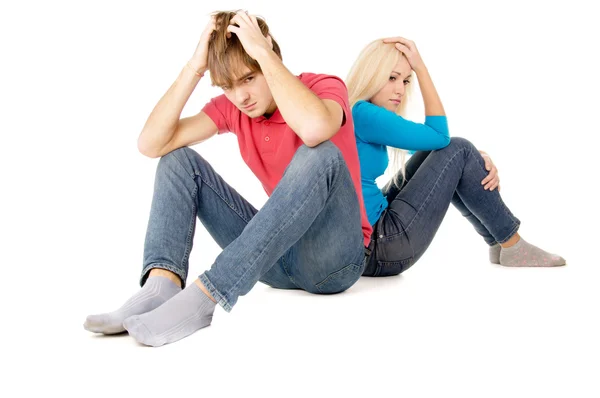 I familjen förräderi tjej och killen sitter frustrerad isolerad på vit bakgrund — Stockfoto