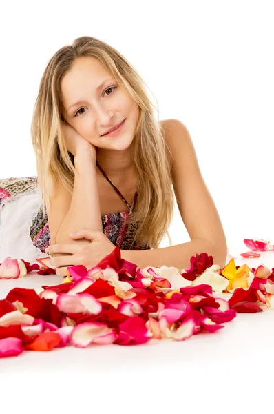 Chica acostada en cubierto por pétalos de flores —  Fotos de Stock