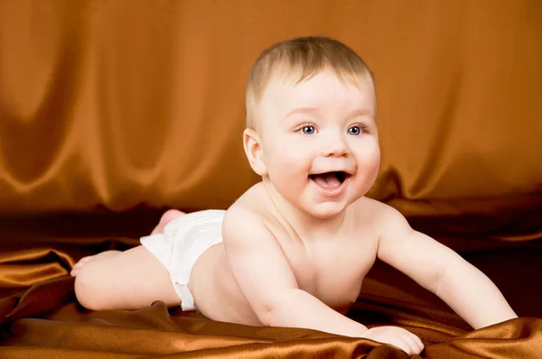 Um pequeno bebê rastejando — Fotografia de Stock