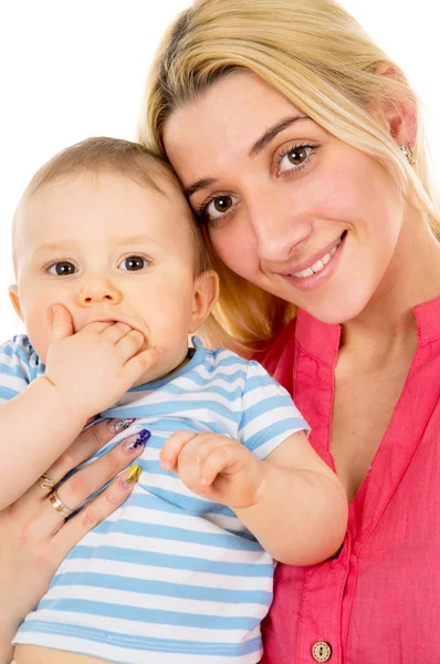 Una madre feliz aprieta firmemente al bebé — Foto de Stock