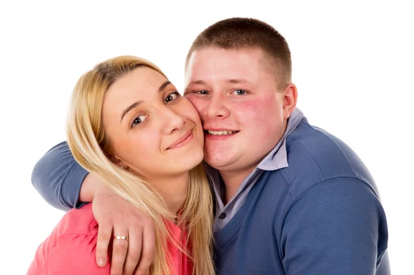 Um jovem casal abraçando — Fotografia de Stock