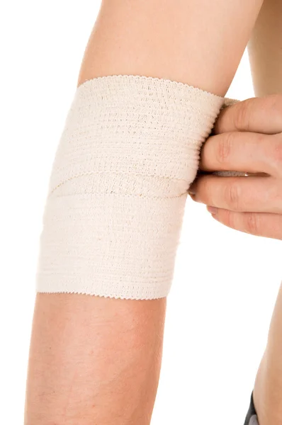 Bandaging the elbow with an elastic bandage — Stock Photo, Image
