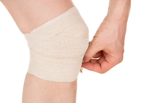 De knie verbanden met een elastisch verband — Stockfoto