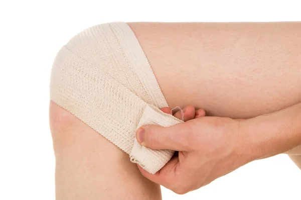 De knie verbanden met een elastisch verband — Stockfoto