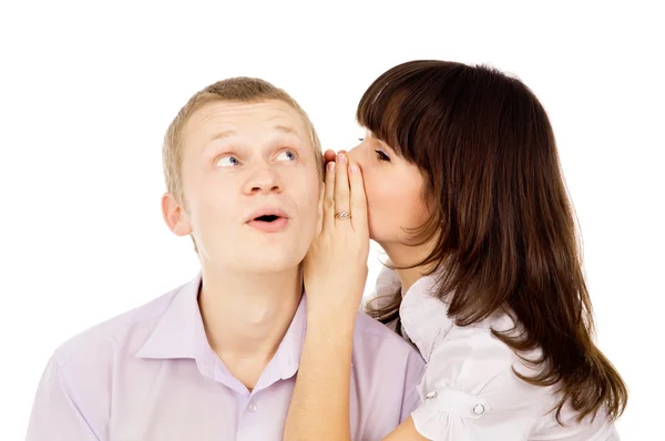 Mooie het meisje aan de kerel in het oor fluistert — Stockfoto