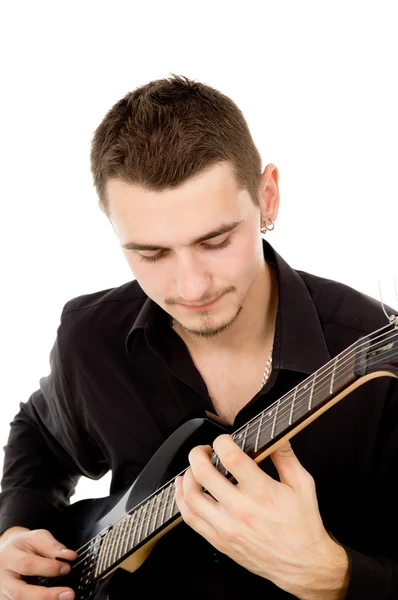 Tipo vestido con ropa negra se sienta y toca la guitarra — Foto de Stock