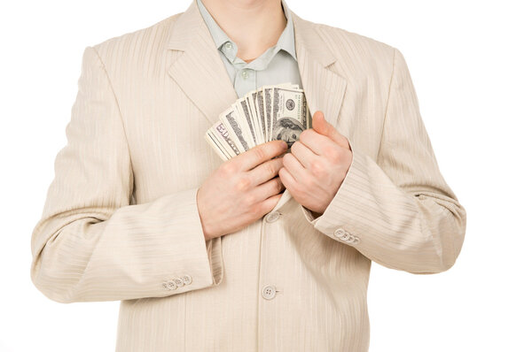 парень кладет деньги в карман
