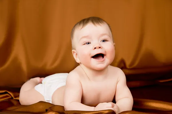 Glad en liten baby krypa — Stockfoto