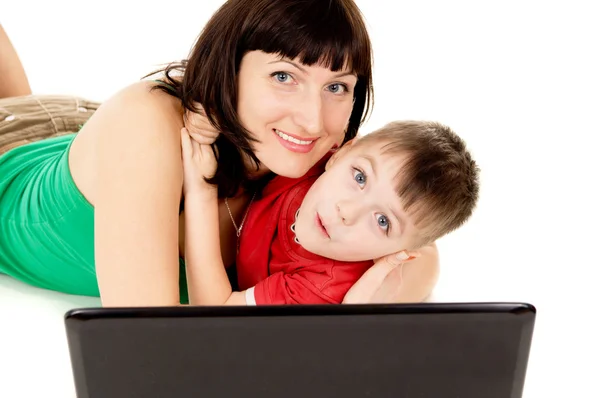 Šťastné malé dítě s matkou sledovat film poznámkového bloku — Stock fotografie
