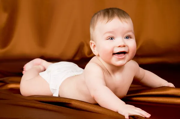 Feliz um pequeno bebê rastejando — Fotografia de Stock
