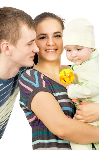 Счастливые родители, держащие за руки своего ребенка — стоковое фото