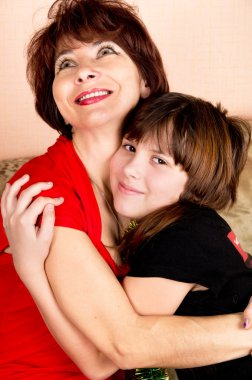 Anne, yavaşça onun kızı hugs
