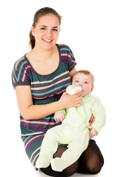 Feliz a mãe alimenta seu bebê — Fotografia de Stock