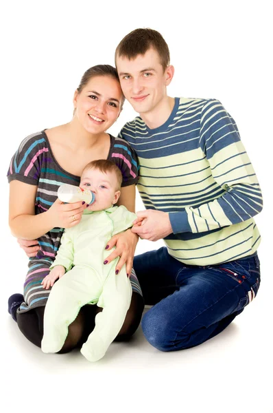 Gelukkig de ouders feeds baby — Stockfoto