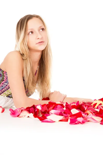 Pele saudável, uma menina bonita encontra-se em pétalas de rosa — Fotografia de Stock