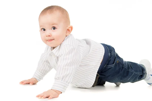Il bambino in vestiti che strisciano sul pavimento — Foto Stock