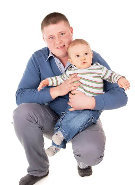 O pai feliz está sentado com um bebê — Fotografia de Stock