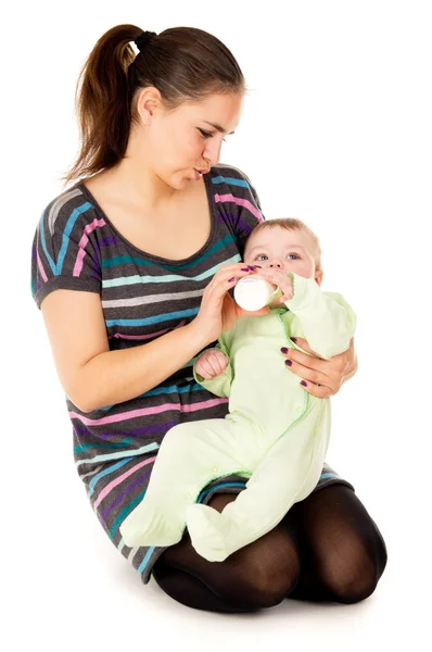 Die Mutter füttert ihr Baby — Stockfoto